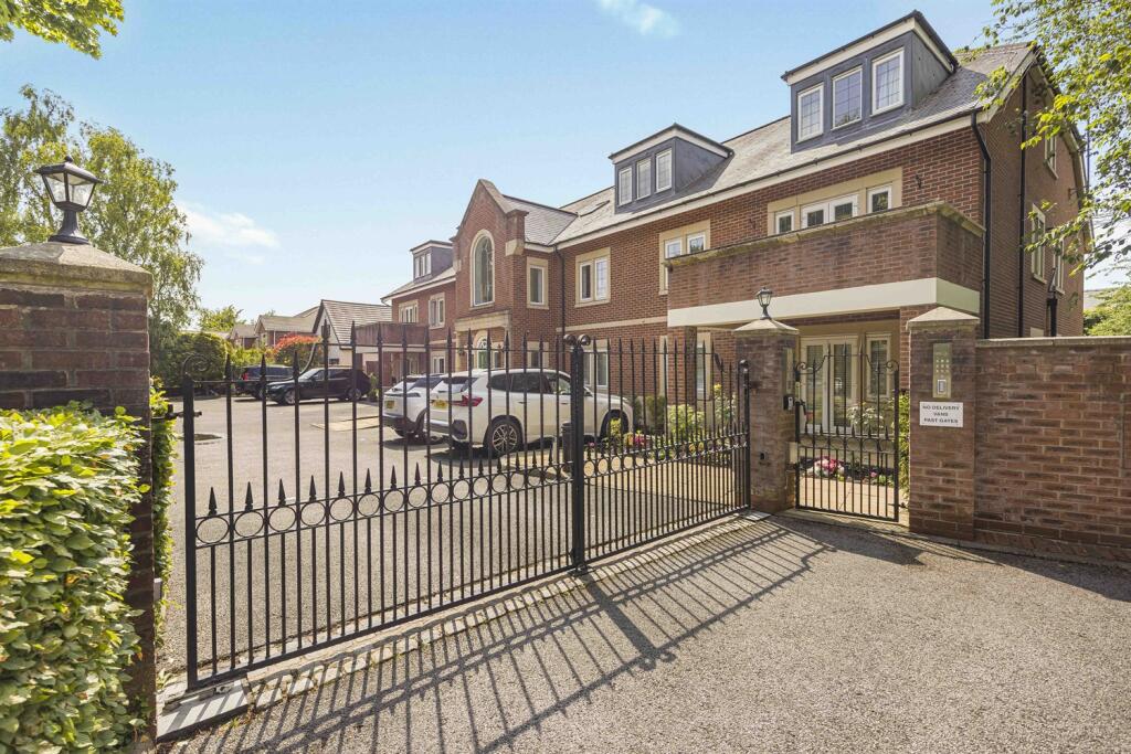 2 bedroom apartment for sale in Hale Road, Hale Barns, WA15